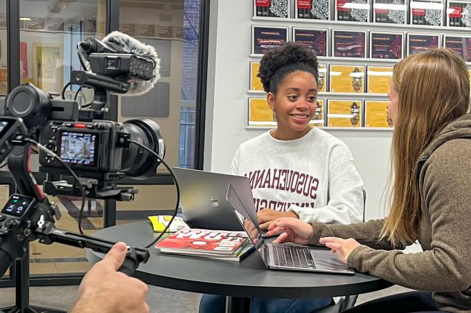 Image of Susquehanna student being filmed for Amazon Prime's 大学之旅.