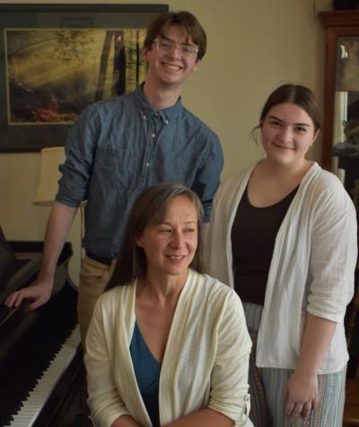 图为拿俄米Niskala, 音乐副教授, seated at piano; Emily Erdman '25, left; and Andrew Dirienzo '25, 正确的.