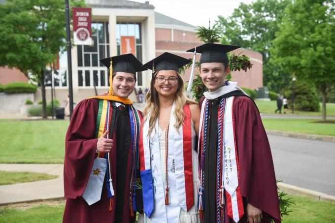 三名学生在毕业典礼上的照片